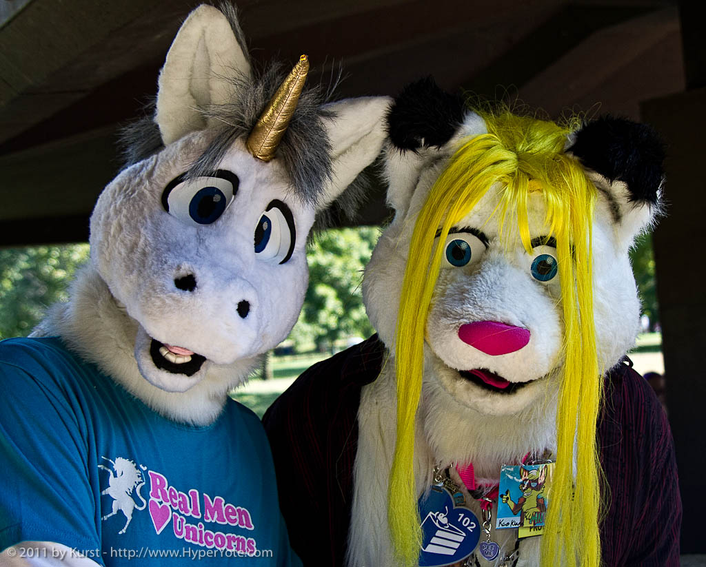 mnfurs-fall-picnic-fursuit-2011-twosome